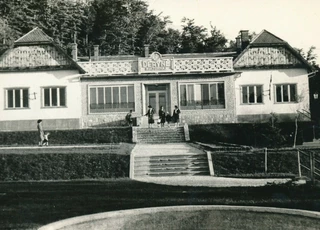 A Déryné kultúrház homlokzata az 1960-as években (Réhling-Laksz Éva gyűjteménye)